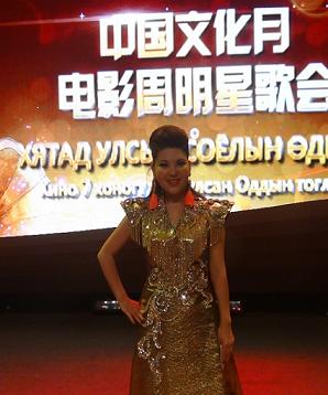  女歌手"蒙古之花"乌兰图雅首先.